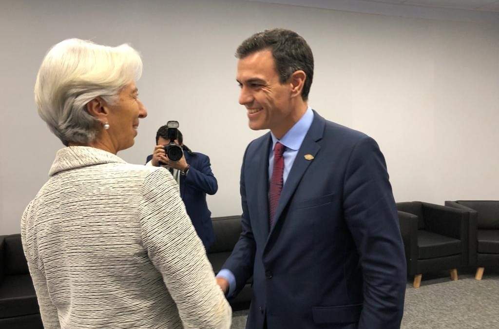 Pedro Sánchez saluda a la presidenta del BCE, Christine Lagarde, en una imagen de archivo.