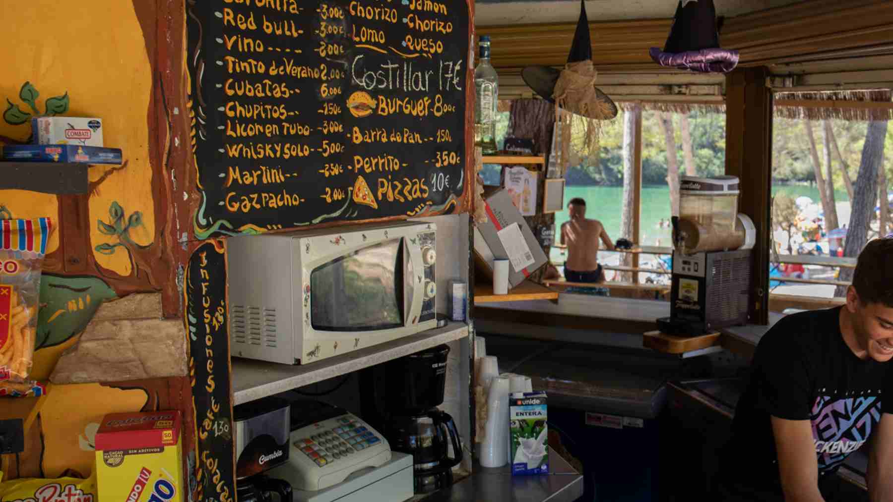 Un camarero trabajando en un kiosko de comida y bebida. Rafael Bastante / Europa Press