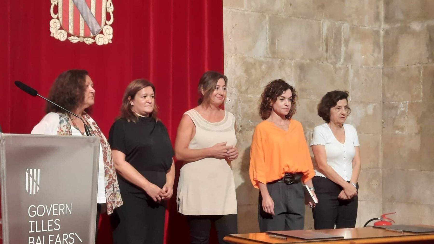La presidenta del Govern, Francina Armengol, junto con las conselleras De la Concha, Garrido, Sánchez y Santiago. (Foto: Europa Press)