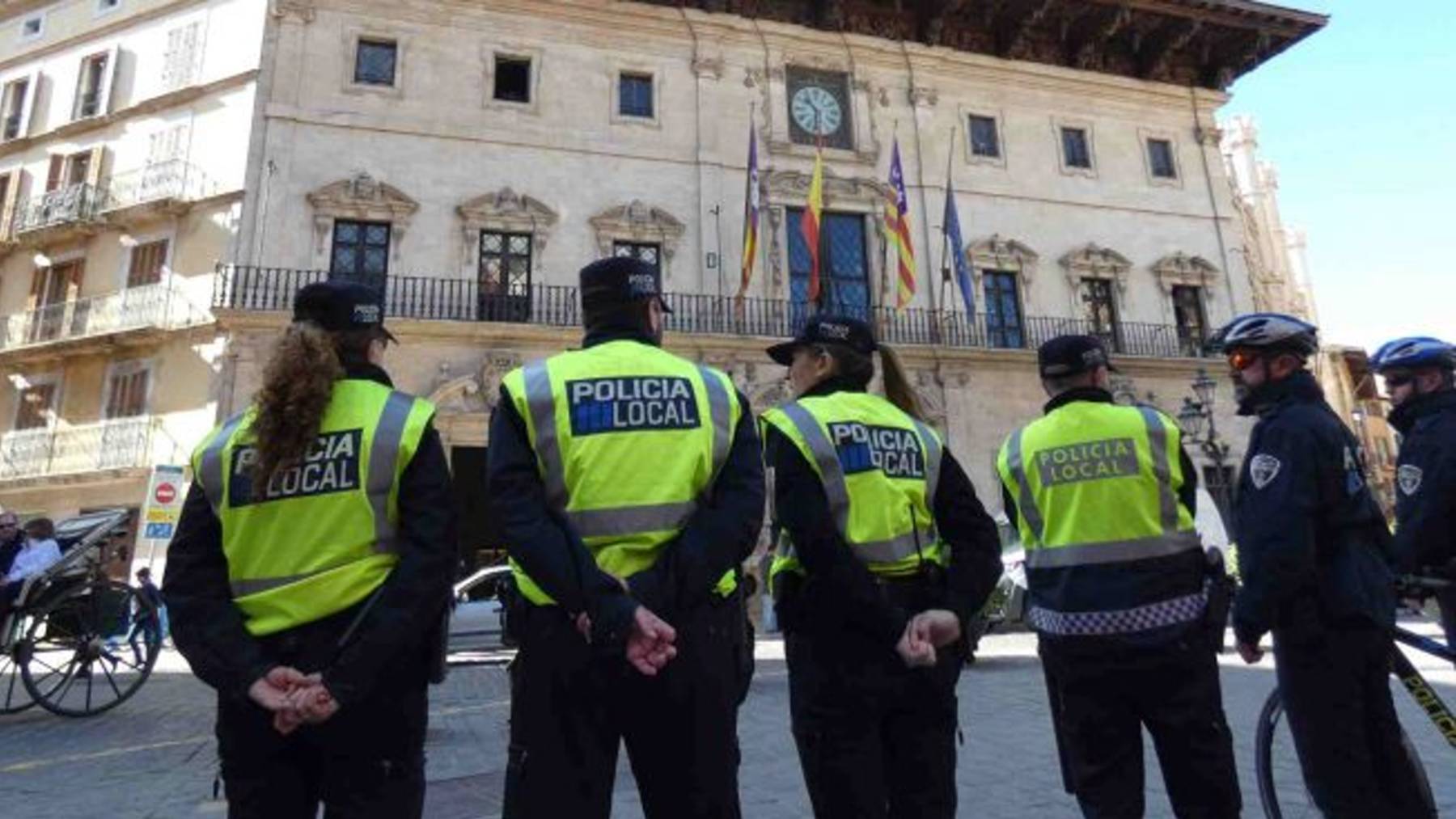 Agentes de la Policía Local de Palma en la Plaza de Cort.