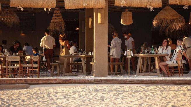 Un chiringuito de playa en Ibiza amenazado por la nueva Ley de Costas.