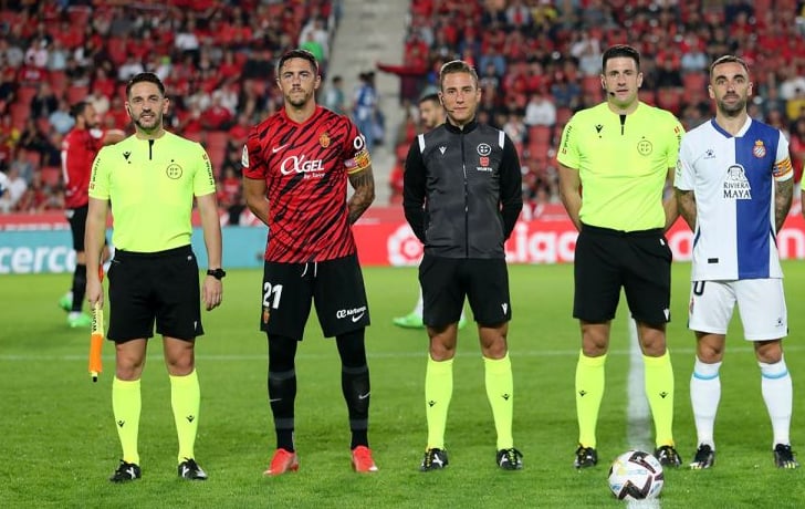 Díaz de Mera con sus auxiliares y los dos capitanes