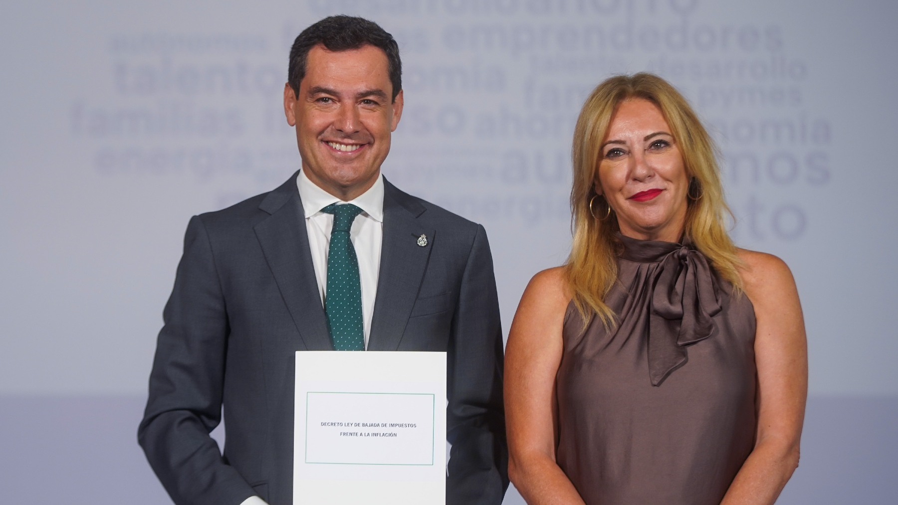 El presidente de la Junta, Juanma Moreno, junto a la consejera de Economía y Hacienda, Carolina España (EUROPA PRESS).
