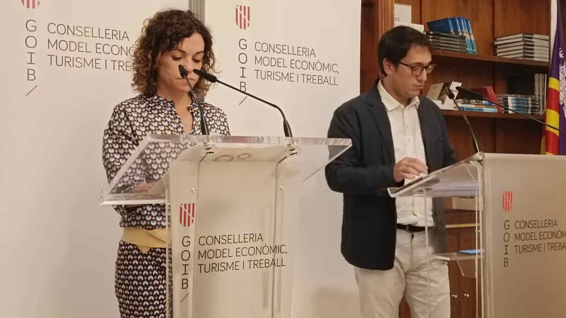 Los consellers de Hacienda y Turismo, Rosario Sánchez y Iago Negueruela, durante la comparecencia posterior a la comisión.