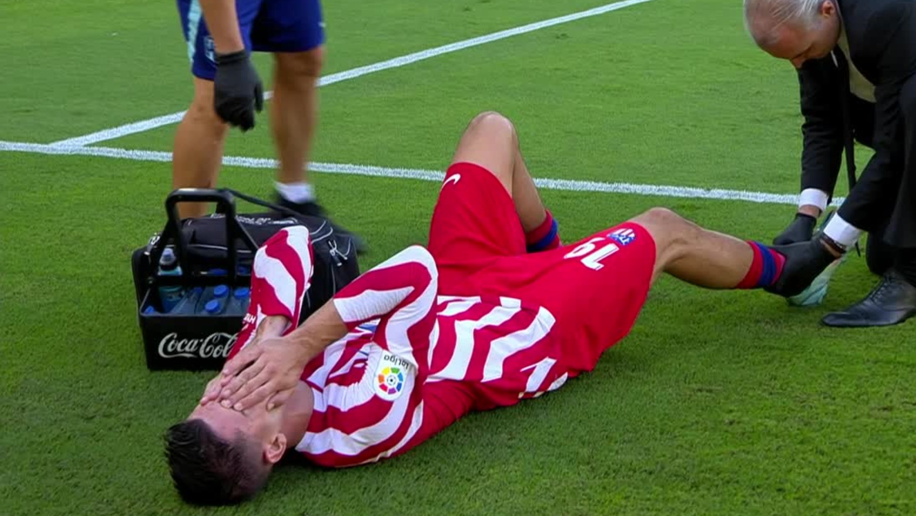 Álvaro Morata, atendido sobre el césped en el Cádiz-Atlético. (DAZN)