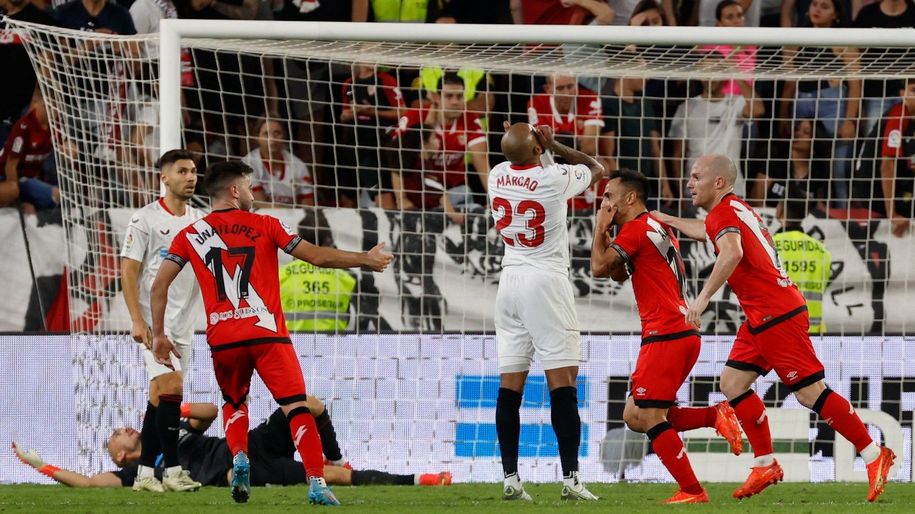 Álvaro García celebra su gol frente al Sevilla (EFE)