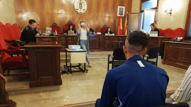 El acusado de patronear una patera sentado durante el juicio celebrado este viernes en Palma
