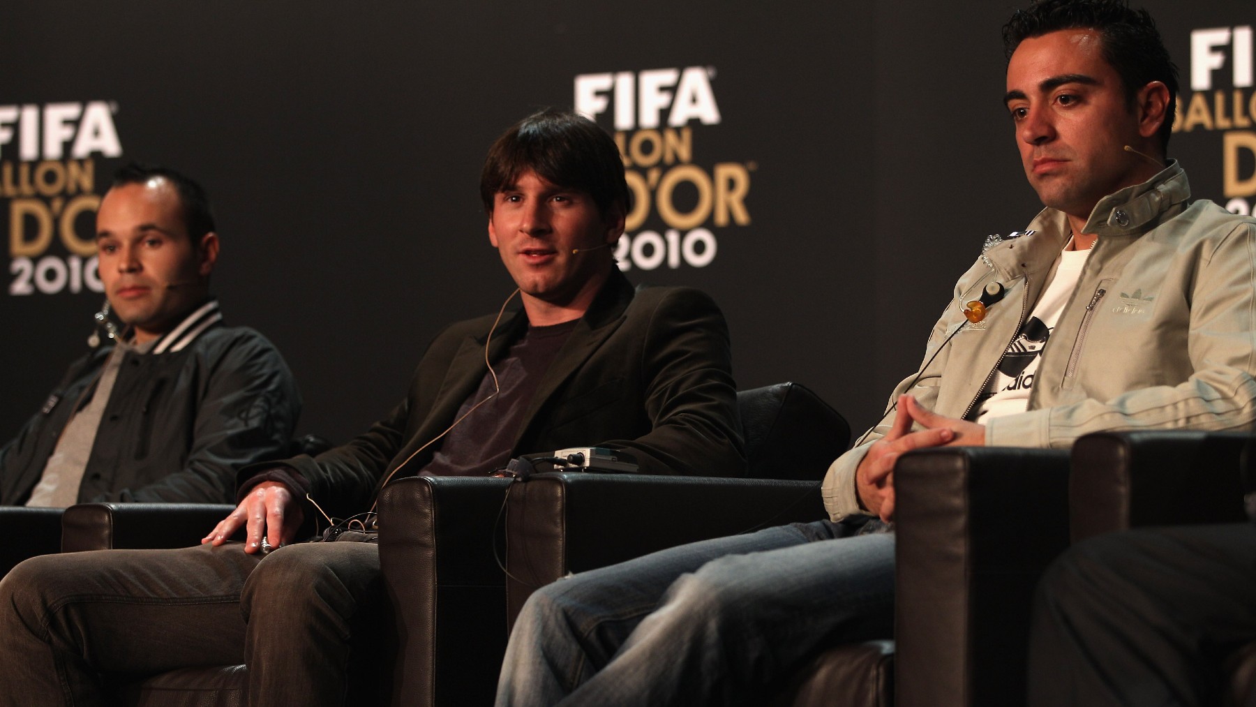 Iniesta y Xavi, junto a Messi en la previa a la gala del Balón de Oro 2010. (Getty)