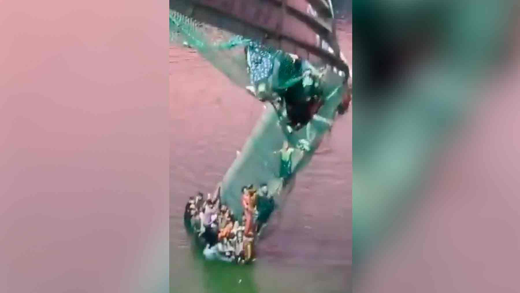 Puente colgante derrumbado en India.