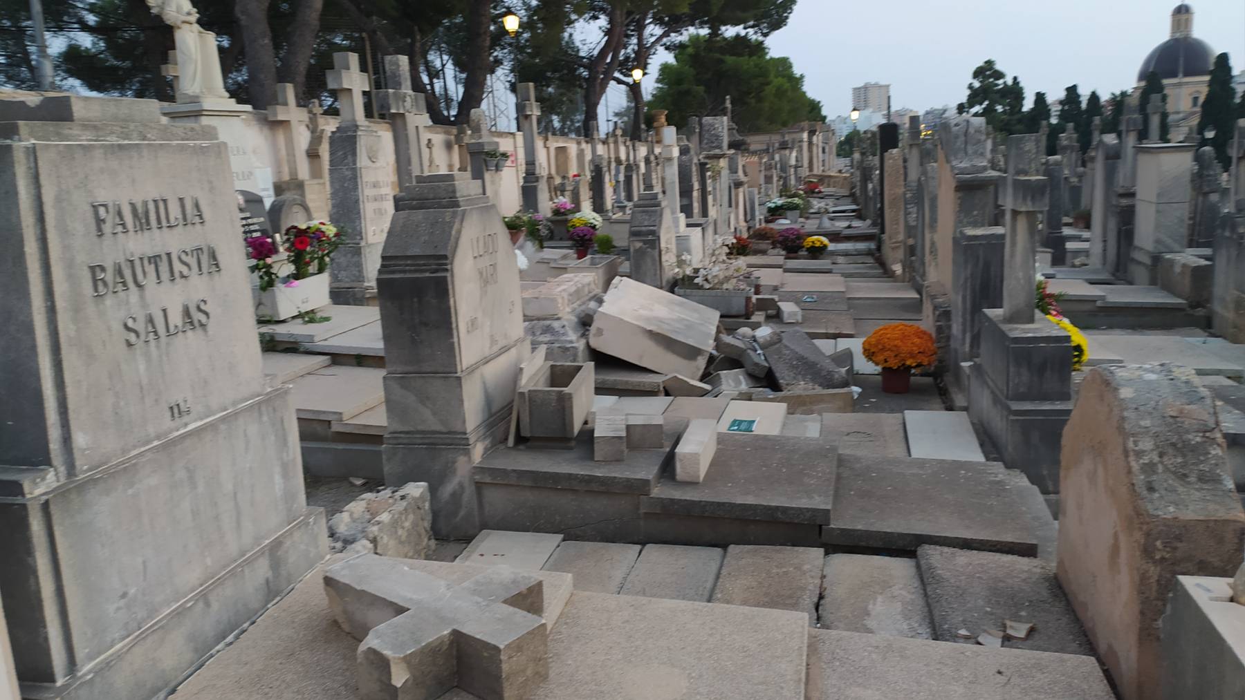 Cruces por el suelo y monumentos funerarios derruidos en el Sector 2 del cementerio de Palma.