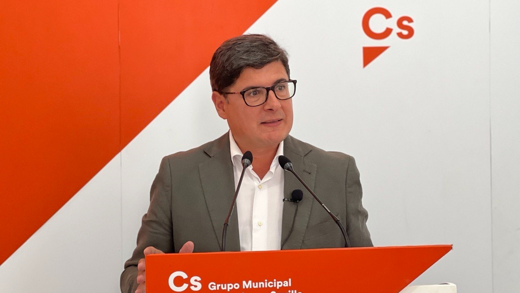 El portavoz de Cs en Sevilla se da de baja y renuncia al acta de concejal ante la «lamentable» situación.