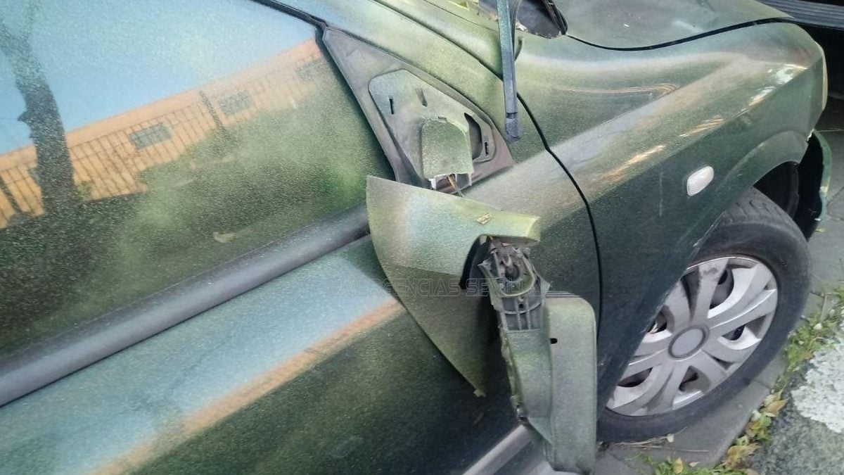 Un espejo retrovisor destrozado. (Foto de ARCHIVO).