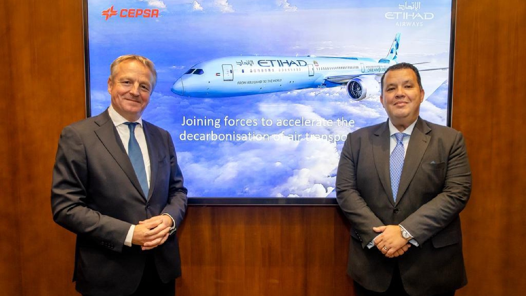 Maarten Wetselaar, consejero delegado de Cepsa y Adam Boukadida, director financiero de Etihad.