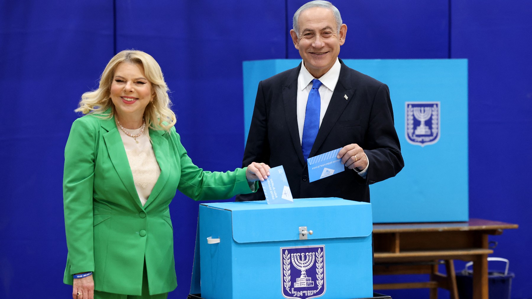 Netanyahu y su mujer, votando. (AFP)