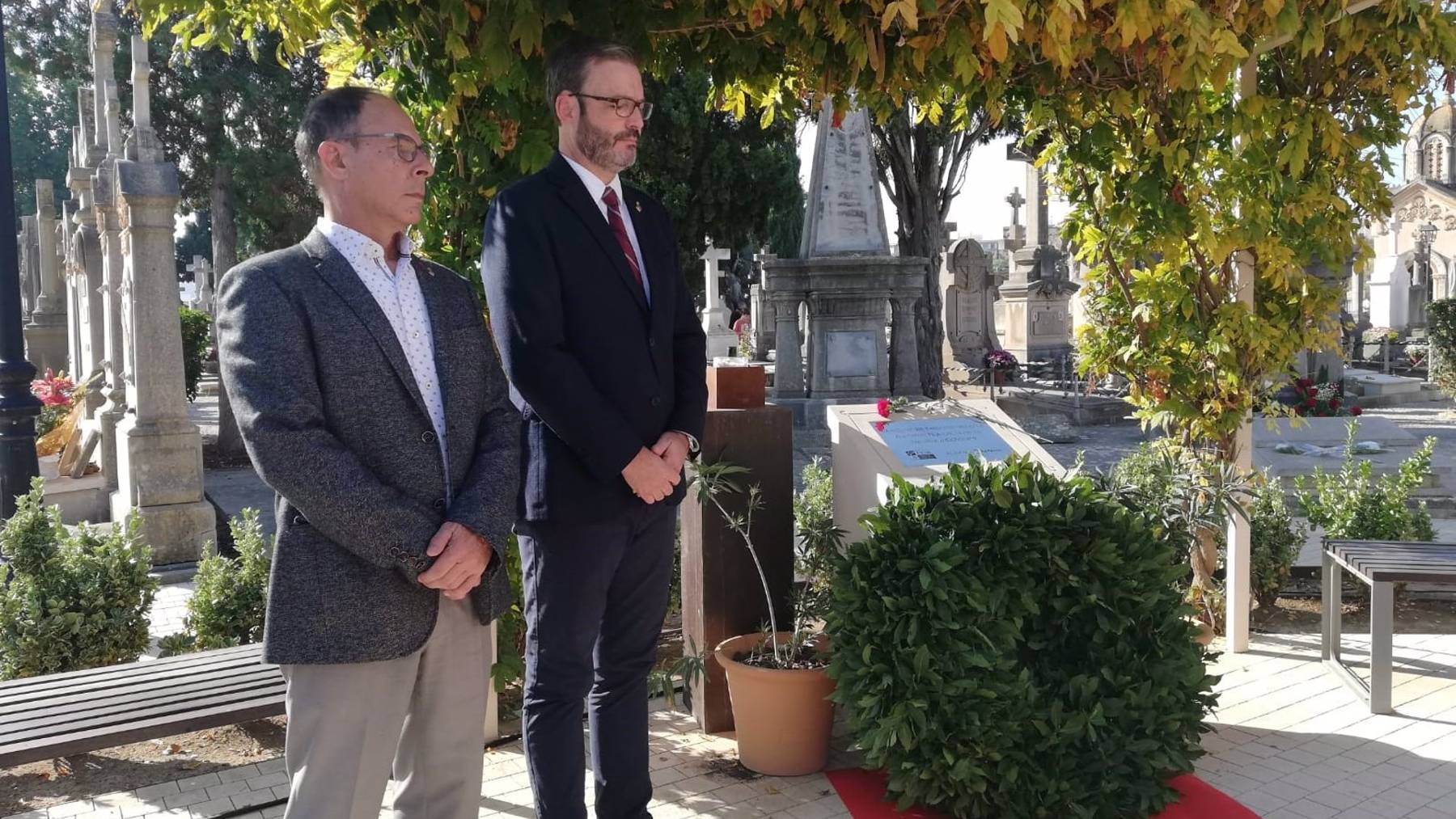 El presidente de la EFM, Jordi Vila, y el alcalde de Palma, José Hila, en la ofrenda floral en el monolito por las víctimas de Covid en el cementerio de Palma. (Foto: Europa Press)