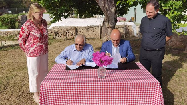 Firma del convenio entre el Consell de Ibiza y Cáritas.