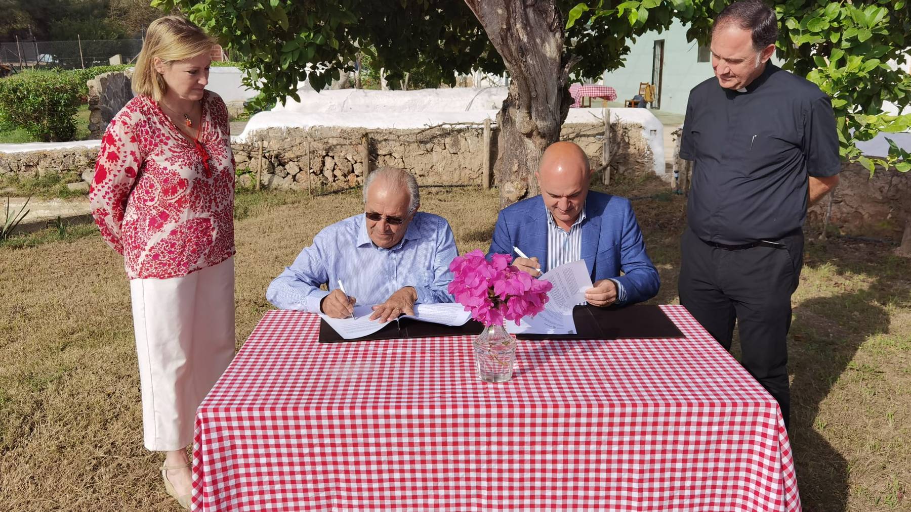 Firma del convenio entre el Consell de Ibiza y Cáritas.