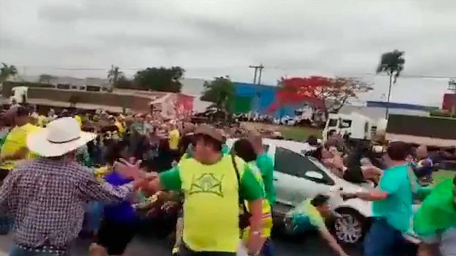 Al menos 10 heridos al irrumpir un conductor contra una protesta de seguidores de Bolsonaro