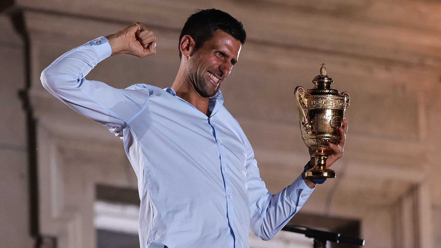 Djokovic celebra con sus seguidores el título conquistado en Wimbledon. (Getty)