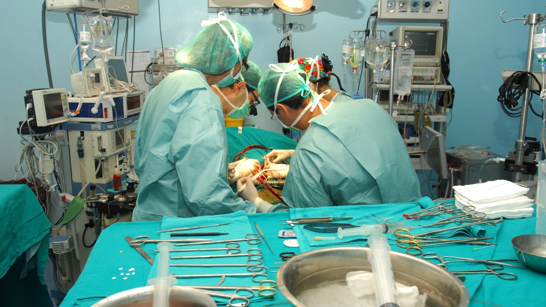 Cirujanos en plena operación (EUROPA PRESS).
