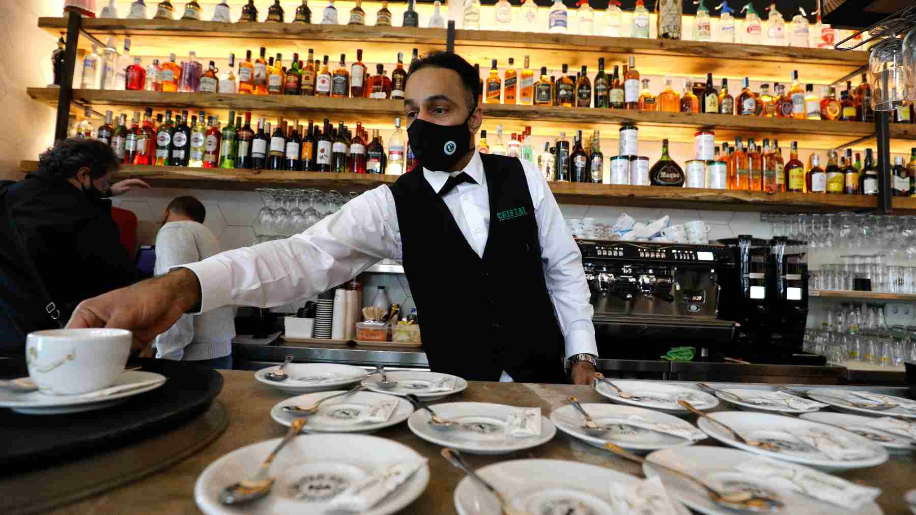 Un camarero sirve cafés en un bar de Palma. Clara Margais/dpa