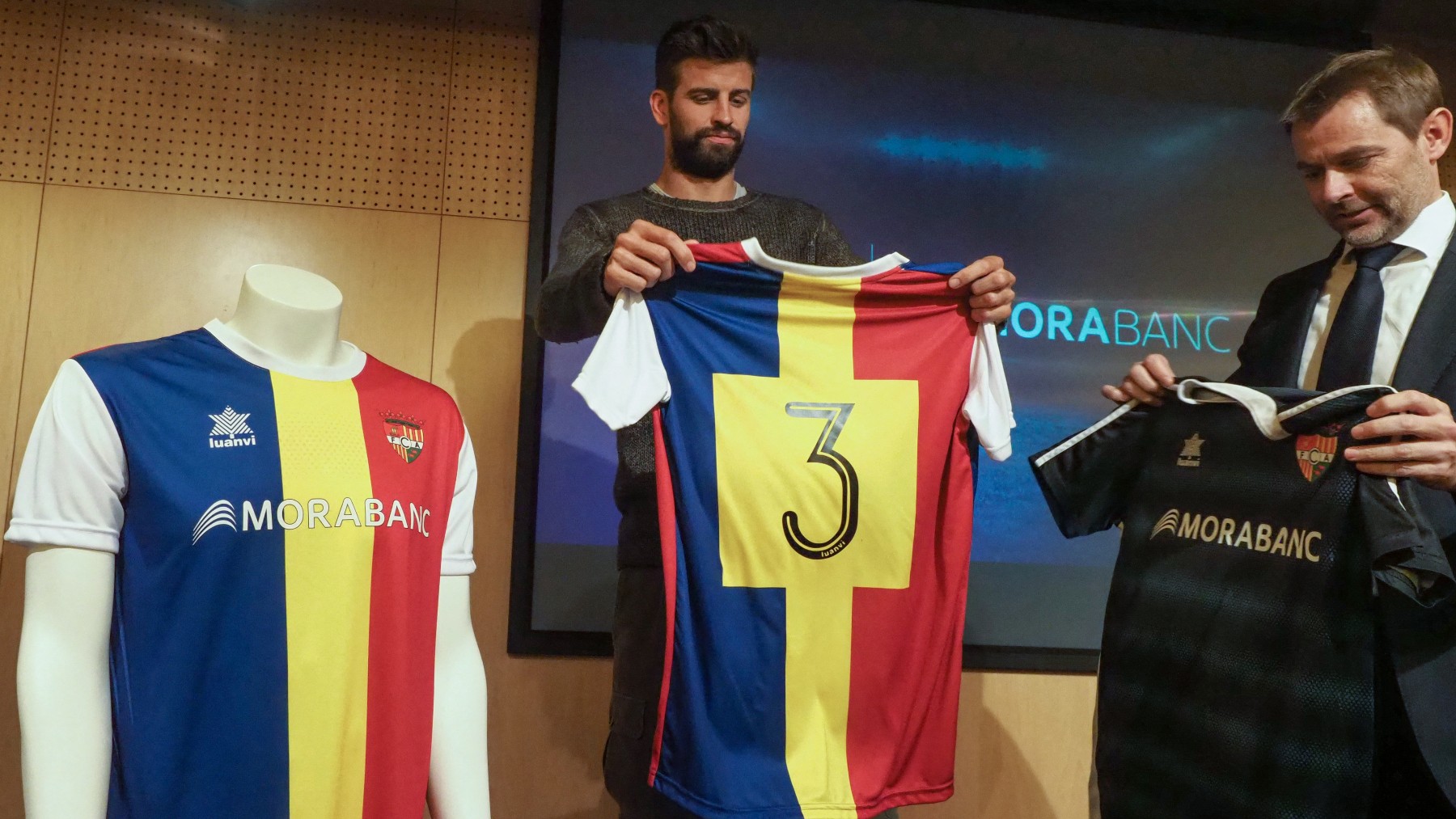 Piqué observa las nuevas camisetas del Andorra. (AFP)