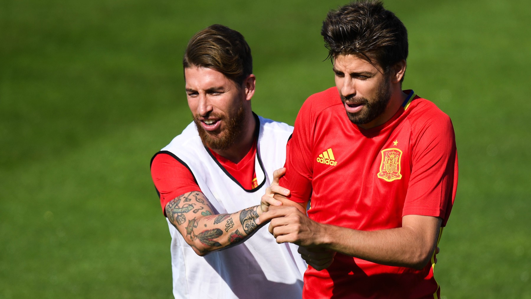 Sergio Ramos y Piqué, en un entrenamiento de la Selección. (Getty)