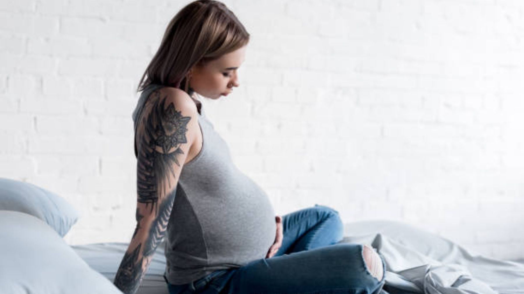 Descubre qué hacer ante los tatuajes y piercings durante el embarazo