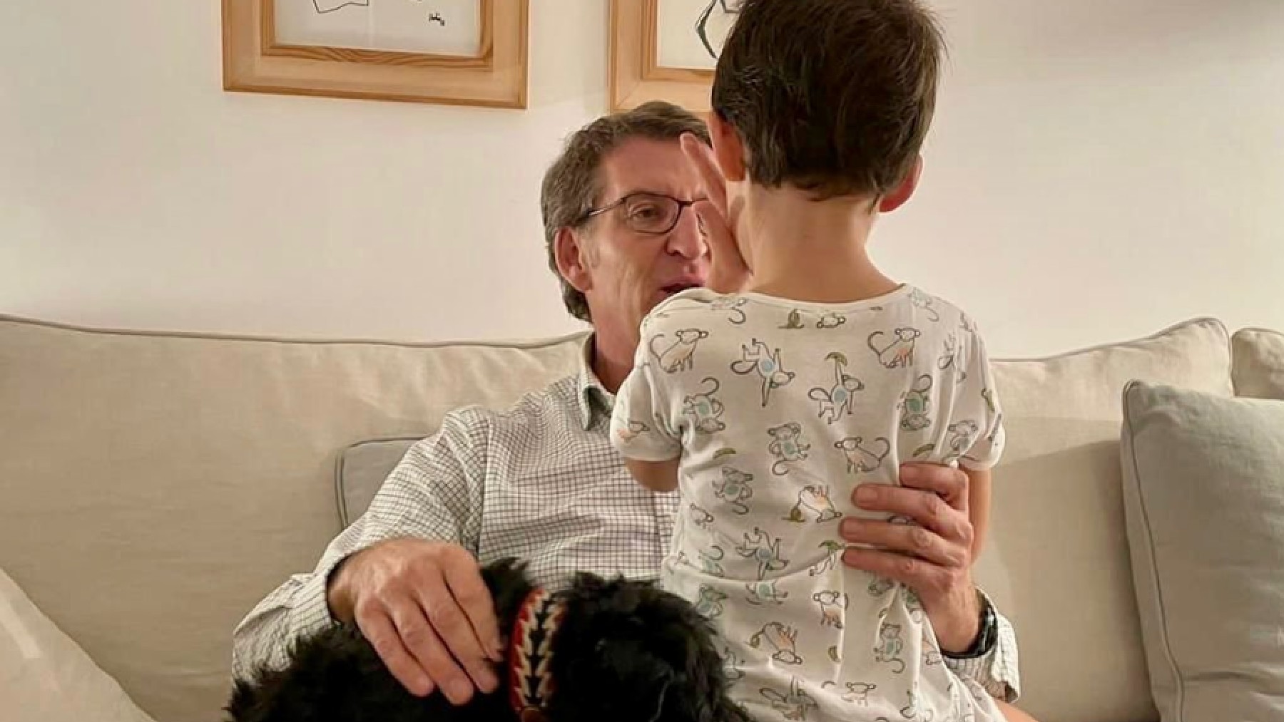 Feijóo con su hijo en su casa de Madrid. (Foto: anunezfeijoo vía Instagram).