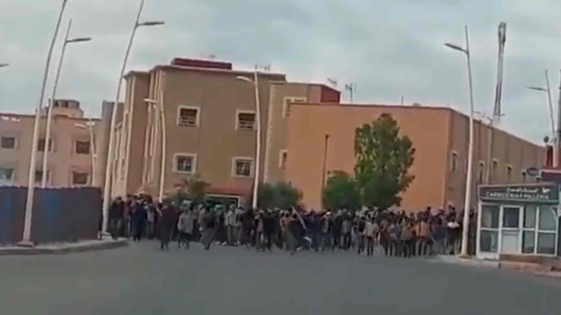 Inmigrantes justo antes de asaltar la valla a Melilla.