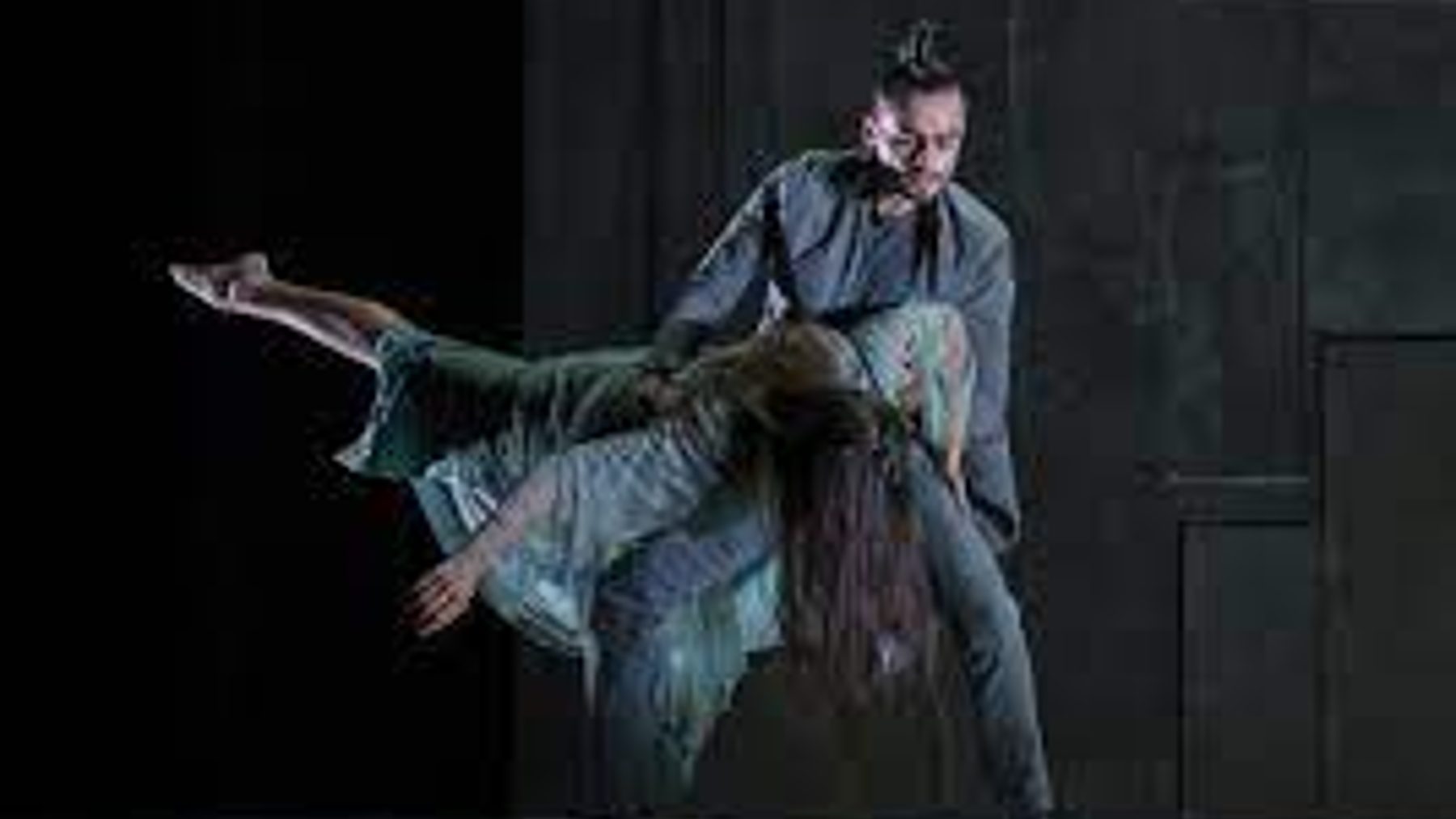 Un momento de la coreografía ‘La Mort i la Donzella’ en el Teatre Principal.