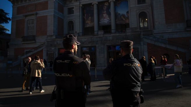 Dos policías frente el Museo del Prado.