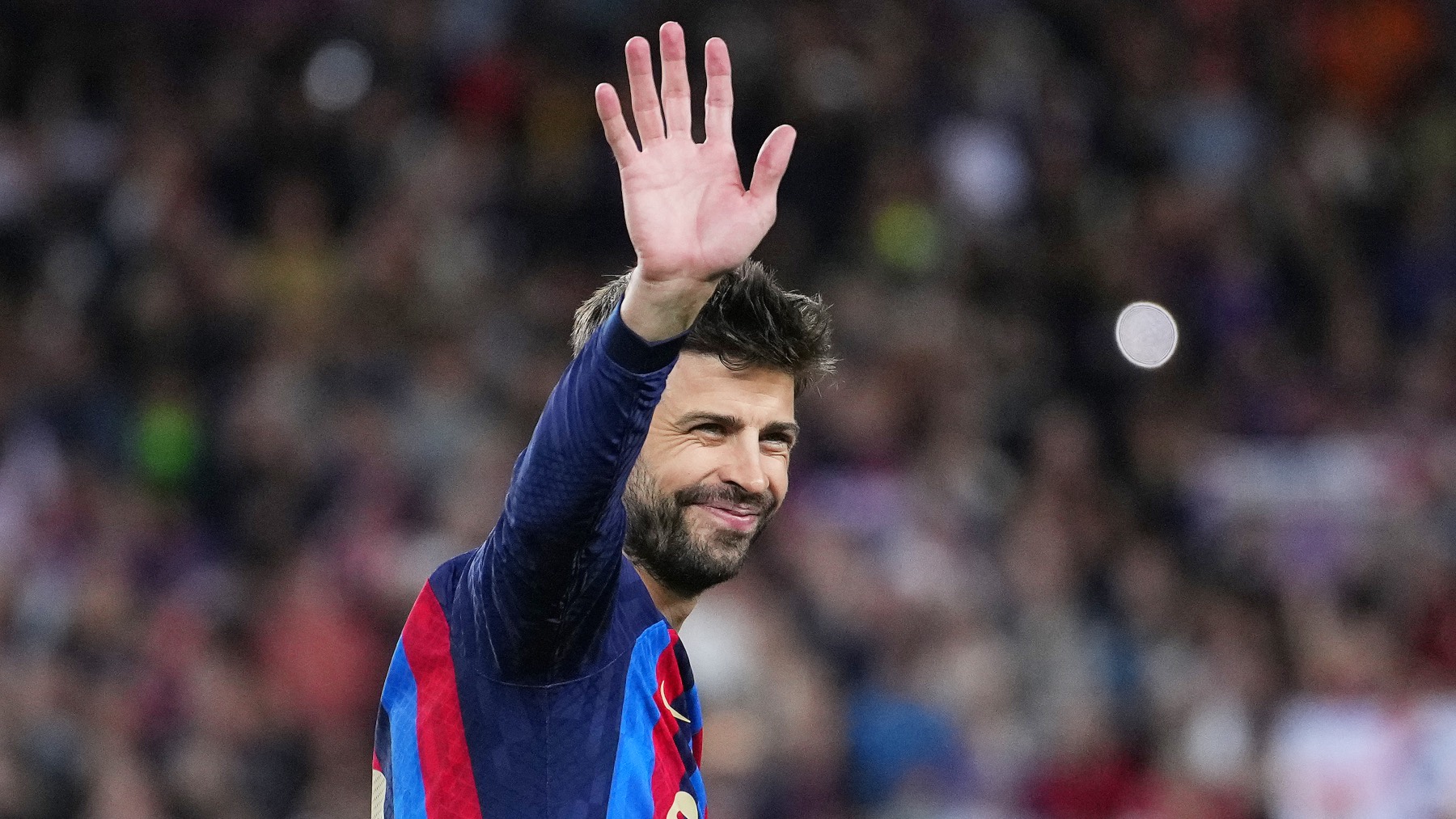 Gerard Piqué saluda durante su despedida en el Barça – Almería. (Getty)