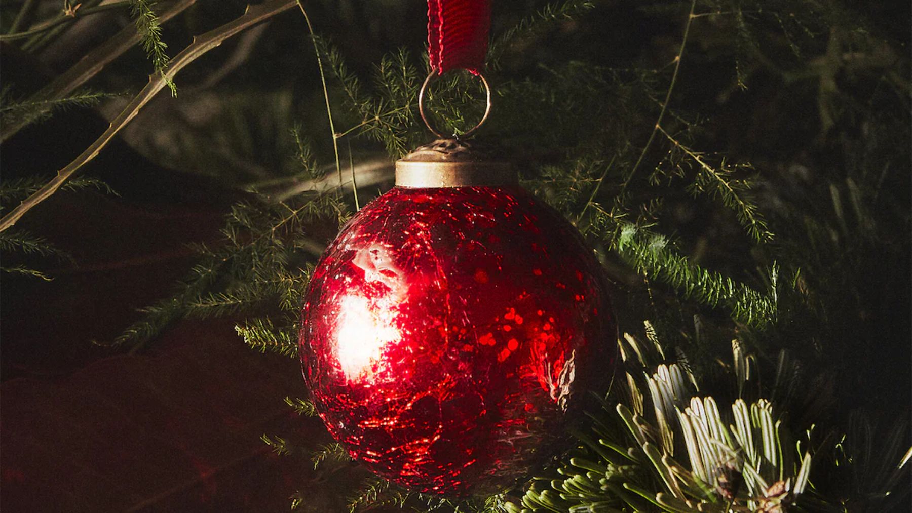 Descubre los adornos para el árbol de Navidad más bonitos de Zara Home