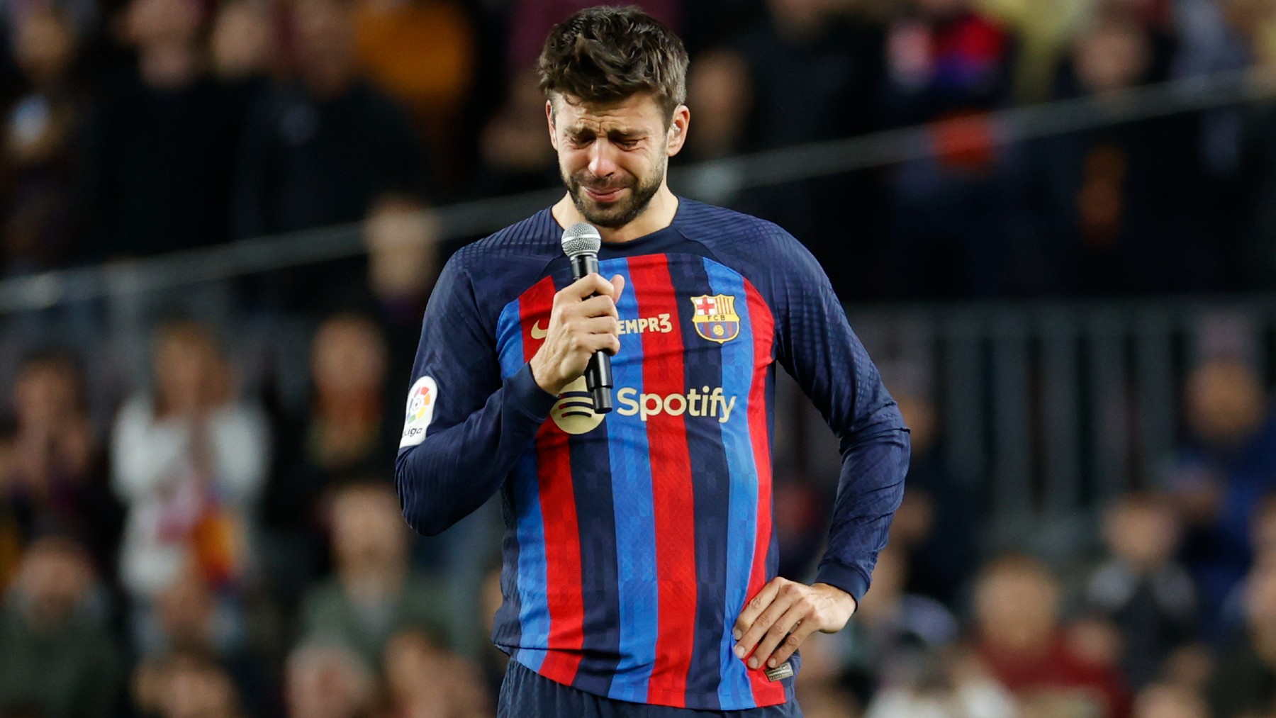Piqué rompe a llorar en su despedida del Camp Nou. (EFE)
