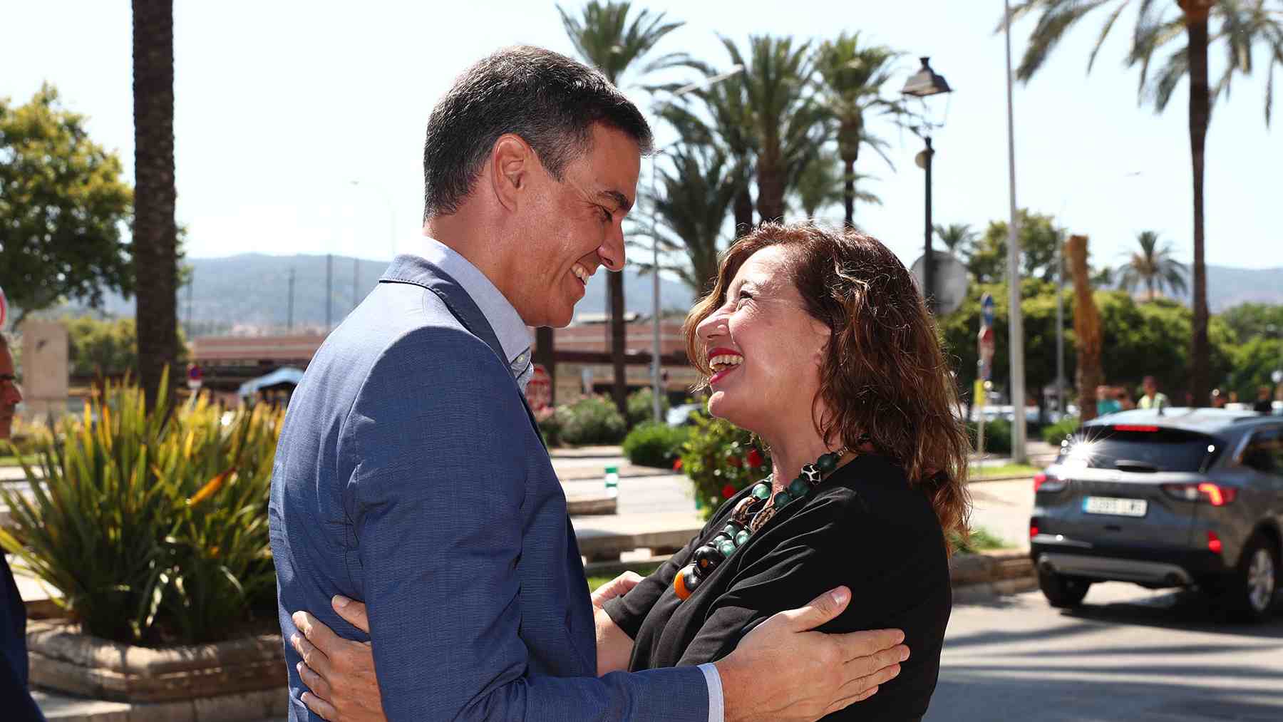 El presidente del Gobierno, Pedro Sánchez, con la presidenta del Govern balear, Francina Armengol.