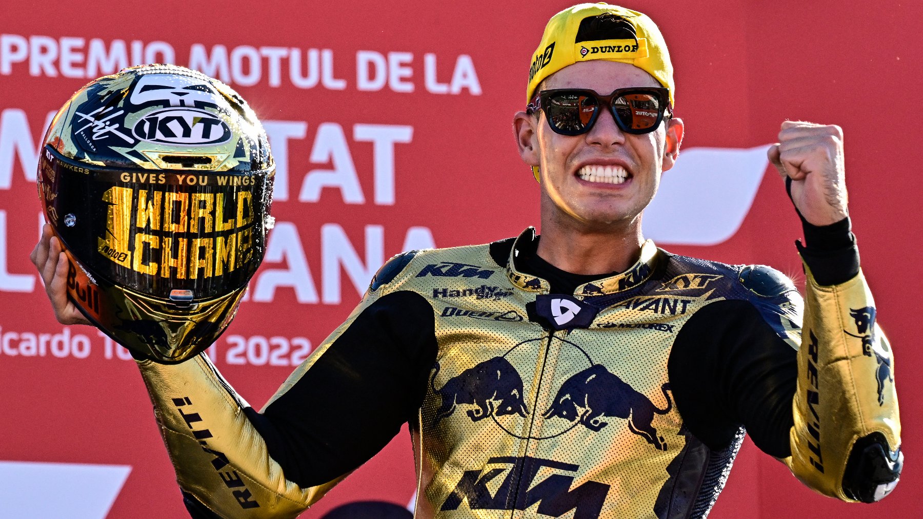 Augusto Fernández, tras proclamarse campeón del mundo de Moto2. (AFP)