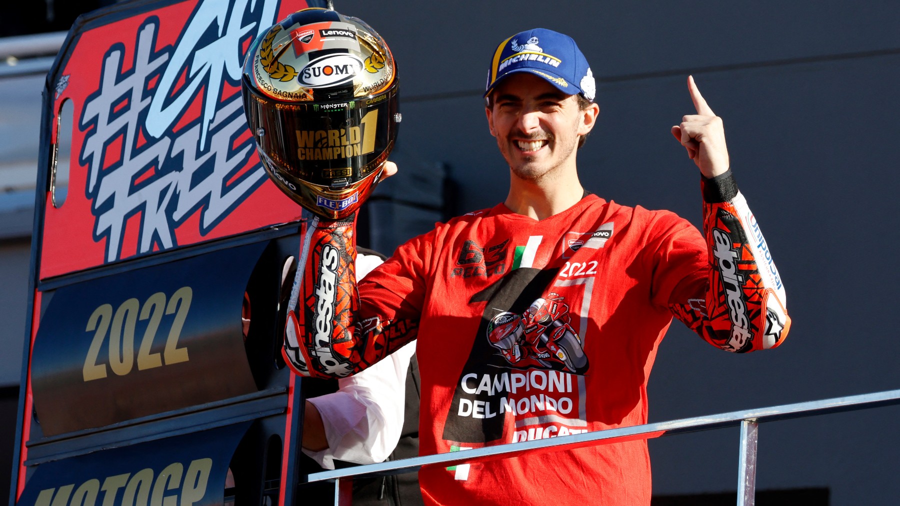 Pecco Bagnaia celebra el título de campeón del mundo de MotoGP. (AFP)