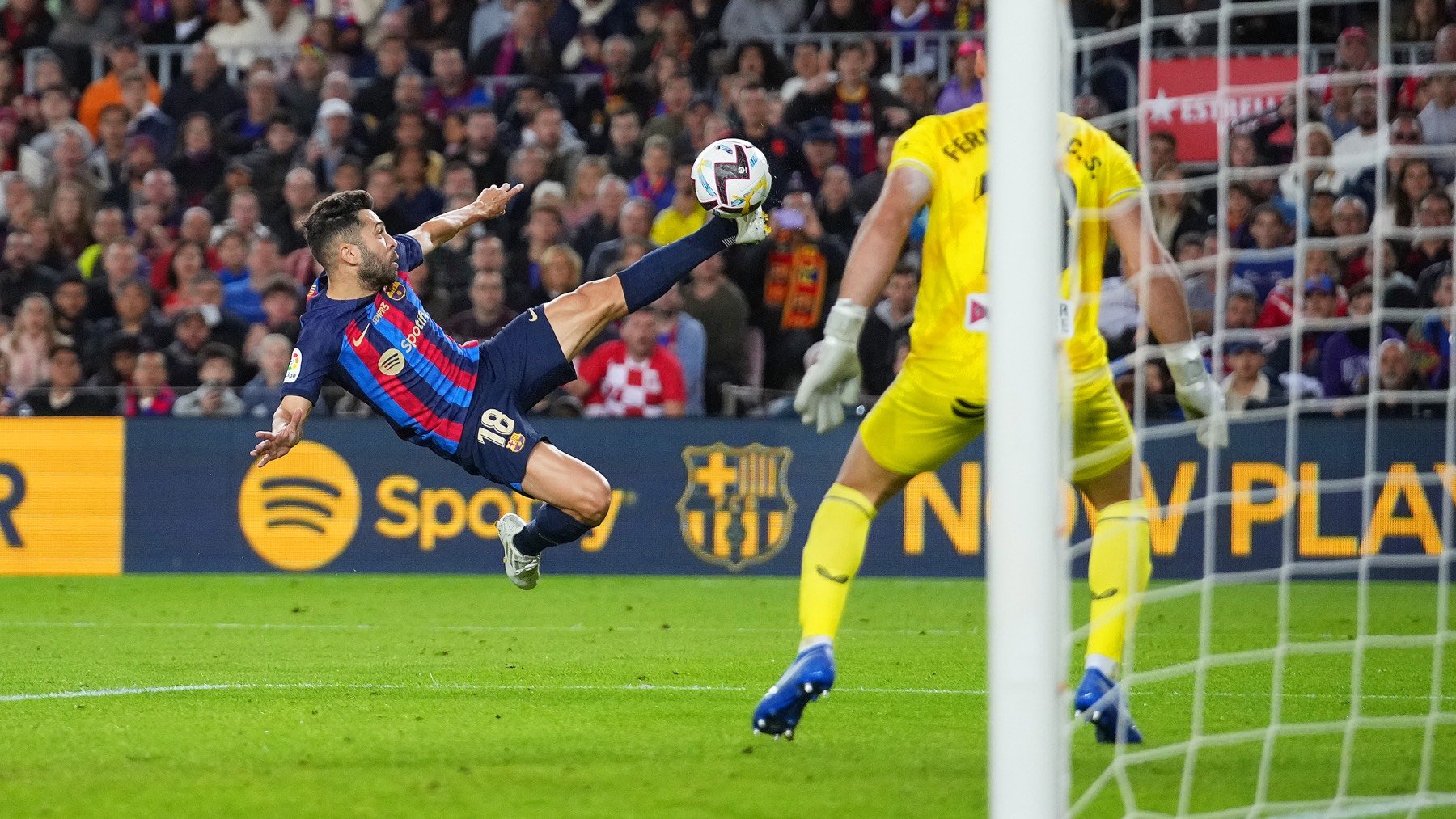 Jordi Alba conecta con una pelota ante Fernando. (Getty)