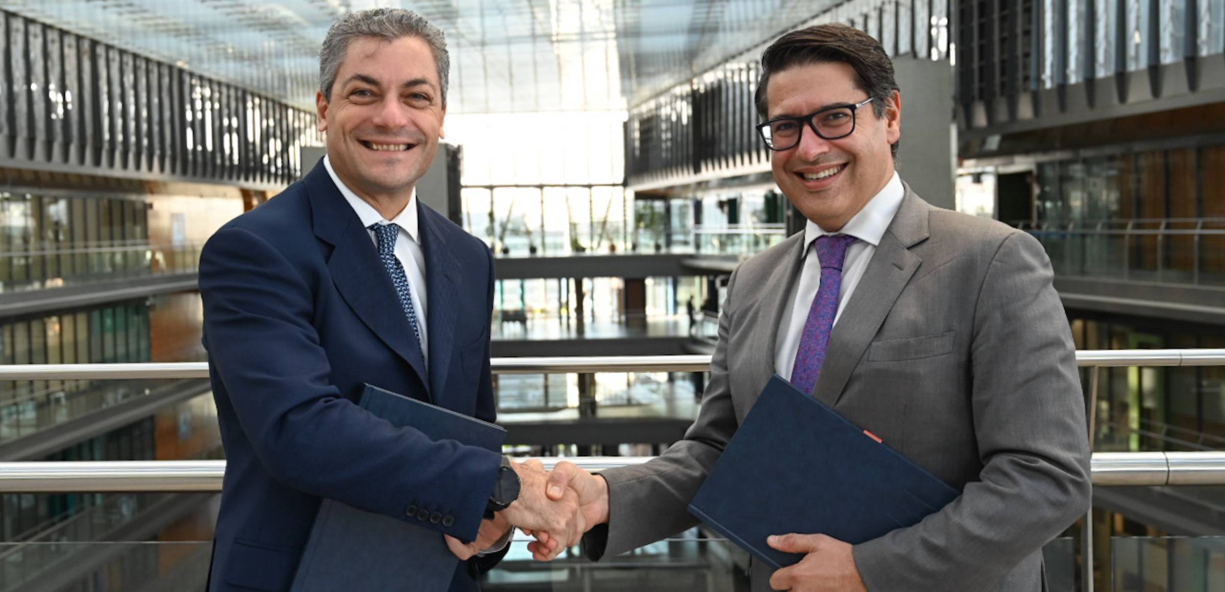 El Director General Financiero de Endesa, Luca Passa con el vicepresidente del BEI, Ricardo Mourinho Félix, en la sede de Endesa en Madrid.