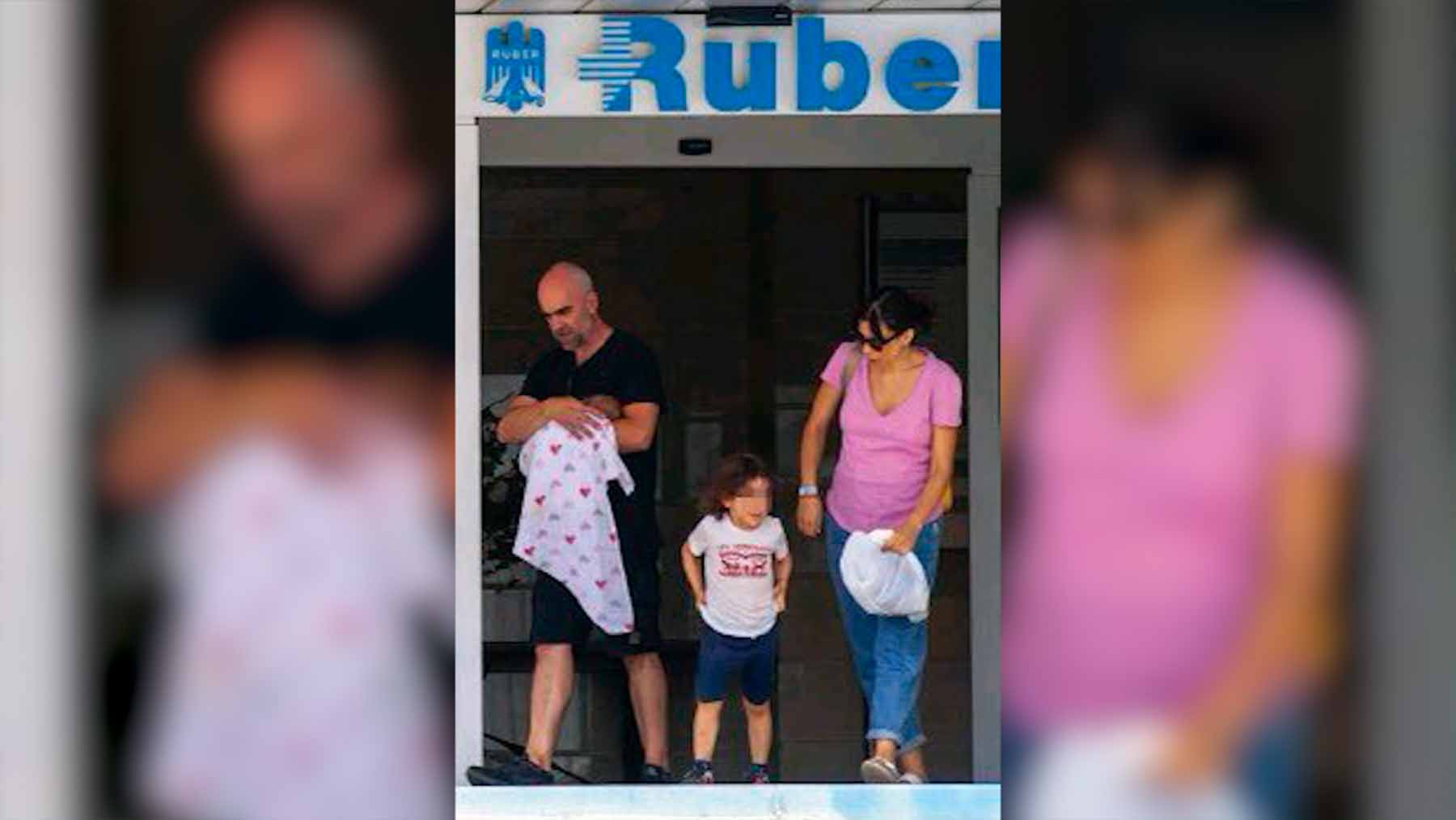 El actor Luis Tosar saliendo de la clínica Ruber junto a su mujer y sus dos hijos.
