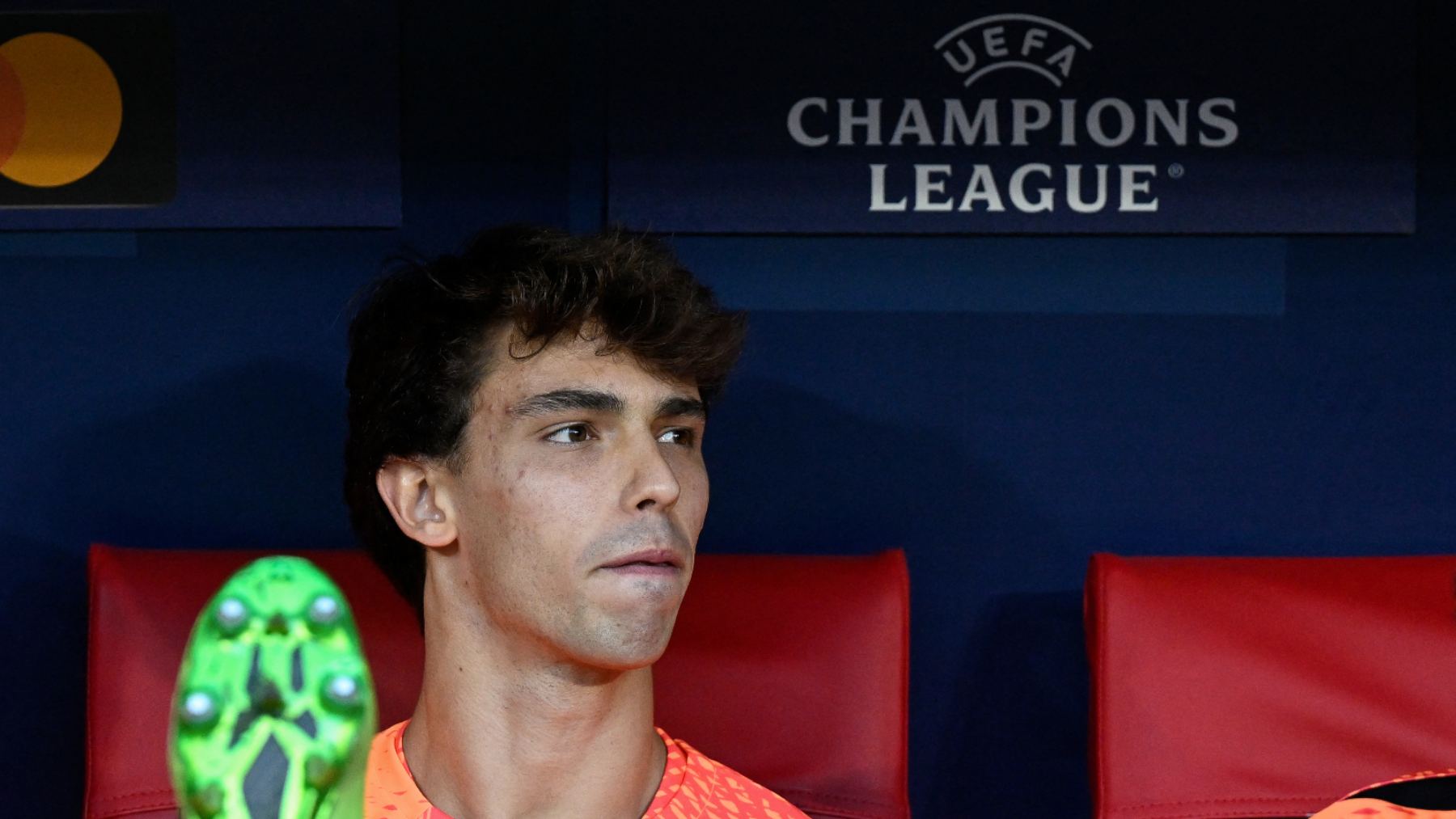 Joao Félix, en el banquillo en un partido ante el Barcelona. (AFP)
