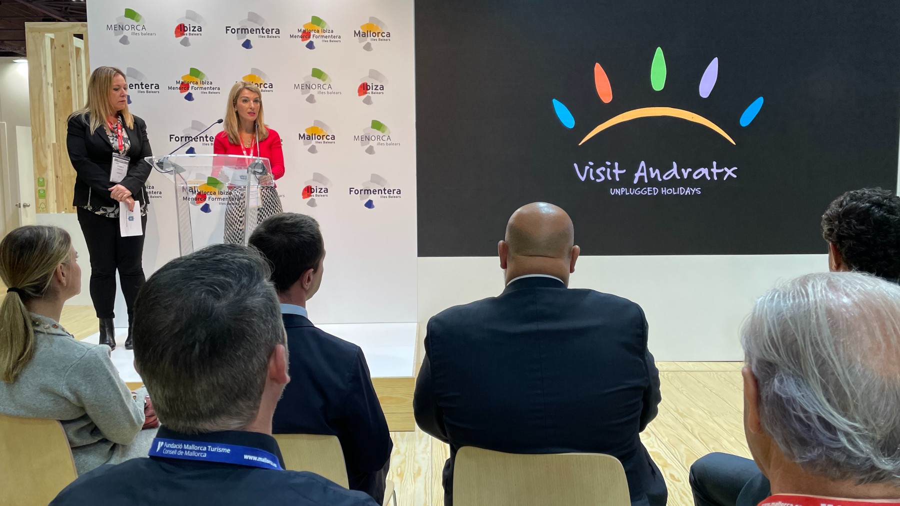 La alcaldesa de Andratx, Estefanía Gonzalvo, y la regidora de Turismo, Juana Dols, durante el acto de presentación de ‘Visit Andratx’.