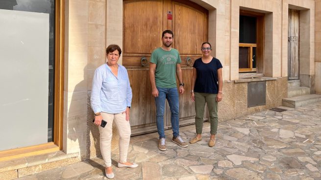 La alcaldesa de Santanyí, Maria Pons, el primer teniente de alcaldesa, Joan Gaspar Aguiló, y la concejala de Economía, Maria Monserrat.