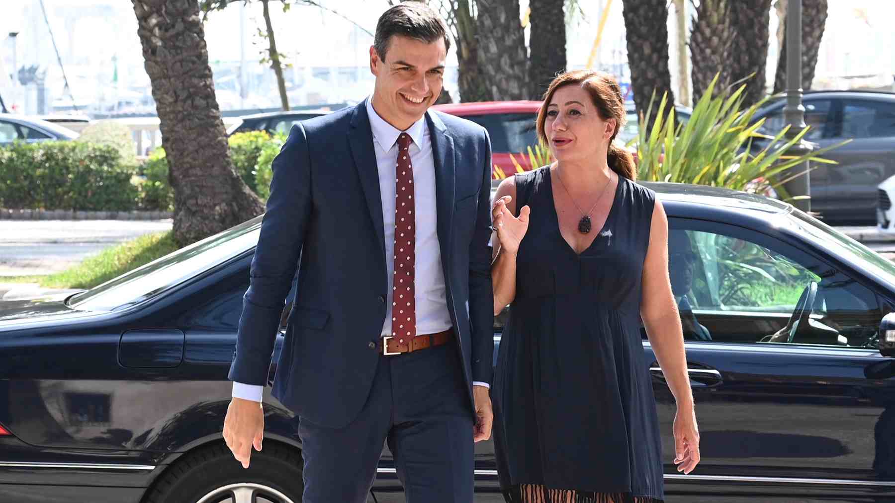 El presidente del Gobierno, Pedro Sánchez, con la presidenta del Govern balear, Francina Armengol.