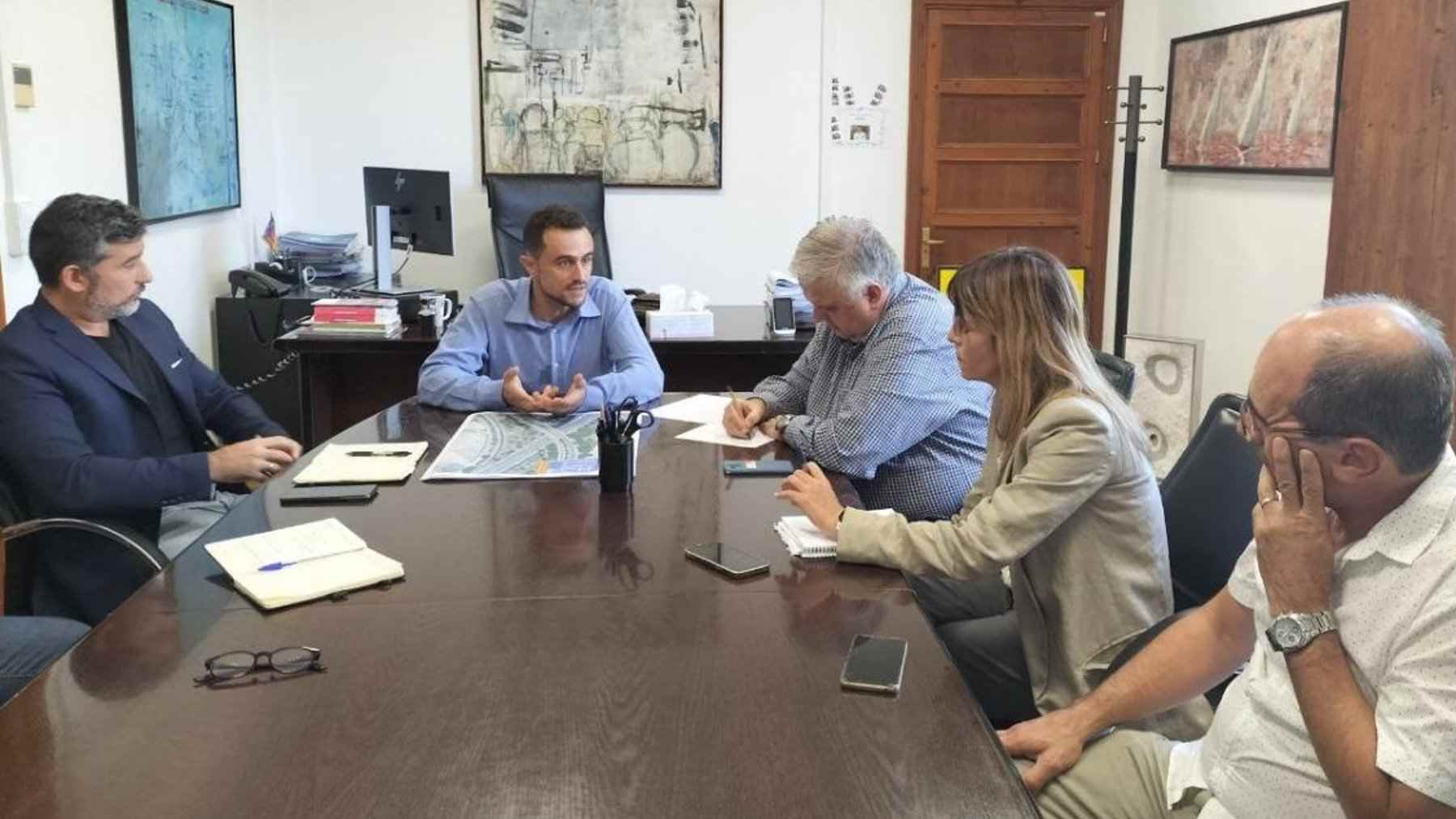Reunión del conseller de Movilidad del Consell de Mallorca, Iván Sevillano, con representantes de colectivos del transporte.
