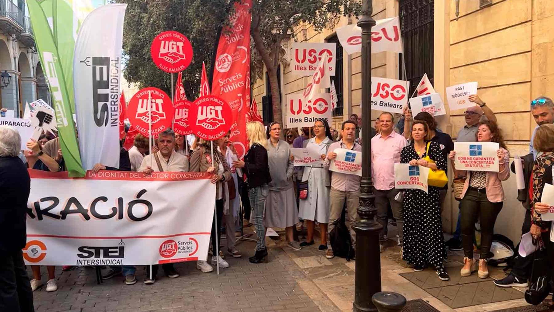 Manifestación en defensa de la enseñanza concertada frente al Parlament de Baleares.