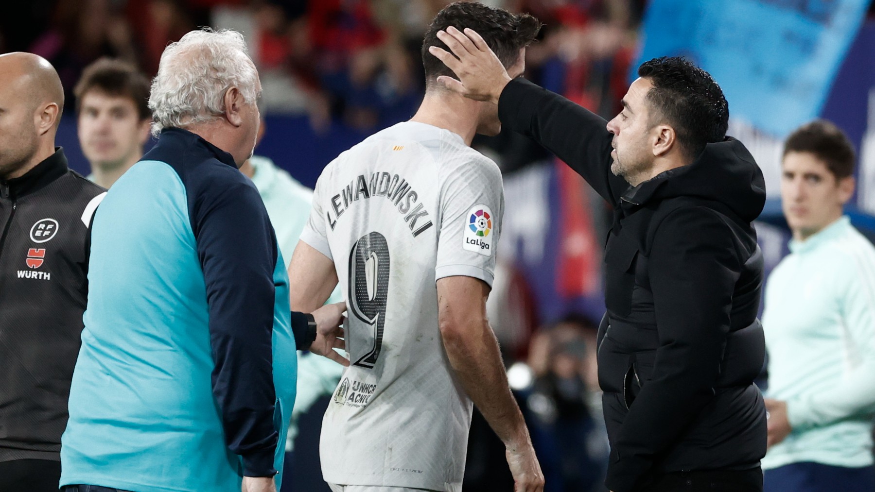 Xavi Hernández consolando a Lewandowski (EFE)