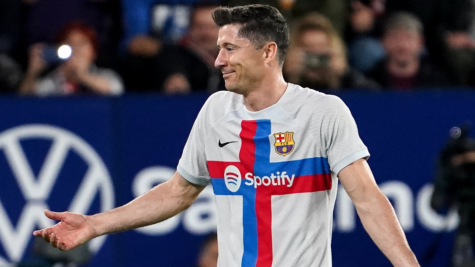 Lewandowski en el partido ante Osasuna. (AFP)