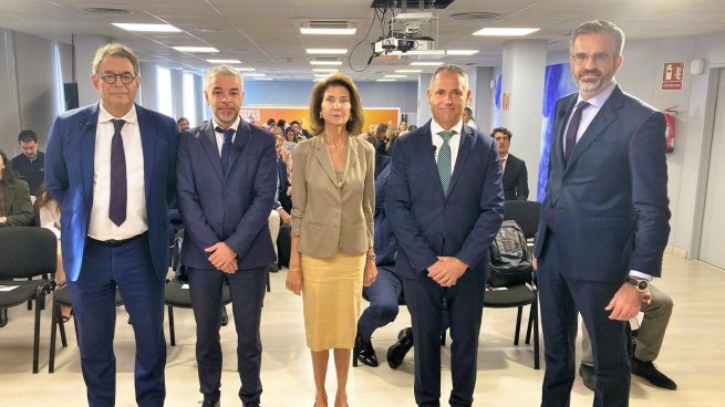 Guillermo García, Ángel Crespo, Carmen Planas, Óscar Celada y Javier Sola posando juntos en el salón de actos de CAEB.